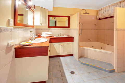 Williams Lodge - Suburb Australia 2