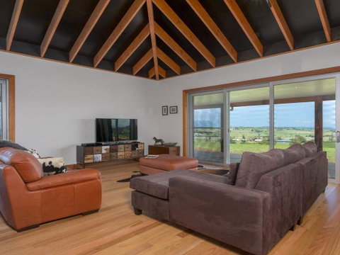 Willowview - Coastal Retreat, Stunning Views - Suburb Australia 2