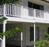 Wonky Pine Beach House NARRWALLEE- 4 bedroom - Suburb Australia
