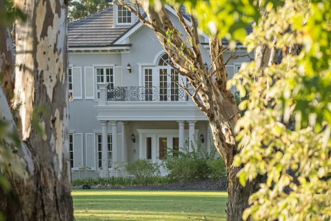 Yatahlia Manor Luxury Homestay - Suburb Australia 1