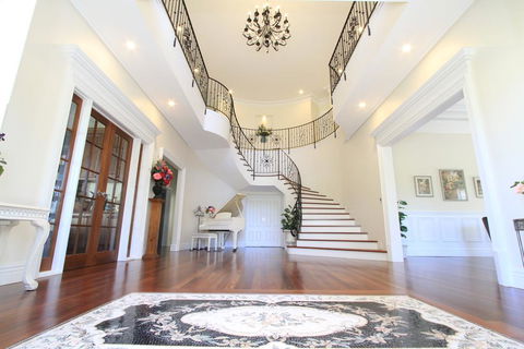 Yatahlia Manor Luxury Homestay - Suburb Australia 2