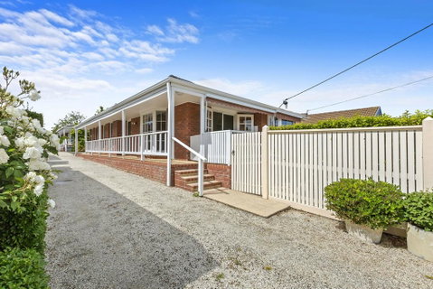 YIN-YANG - MOUNT ELIZA - Suburb Australia 3