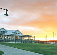 York Cove Holiday Hotel - Suburb Australia