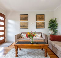 Spacious Bungalow5min walk to station5min to Box HillWiFiParking - Suburb Australia