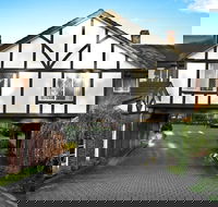 Elizabethan Lodge - Suburb Australia