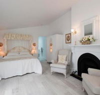 White Dove Cottage Bed  Breakfast - Suburb Australia