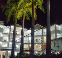 Golden Sands Beachfront Apartment Resort - Suburb Australia