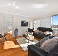 Spacious  Bright 4 Bedroom Home - Suburb Australia