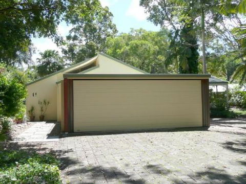 Noosa Door Centre - Suburb Australia 0