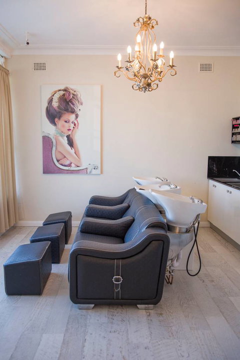 Carinya House Of Hair & Beauty - Suburb Australia 4